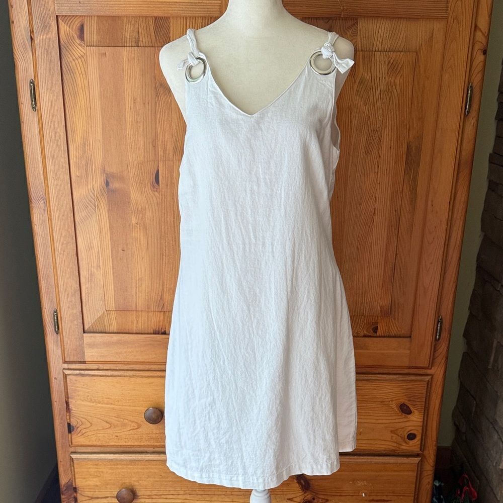 Charlie Paige White Sleeveless Linen Dress with silver Ring Details. Size S/P